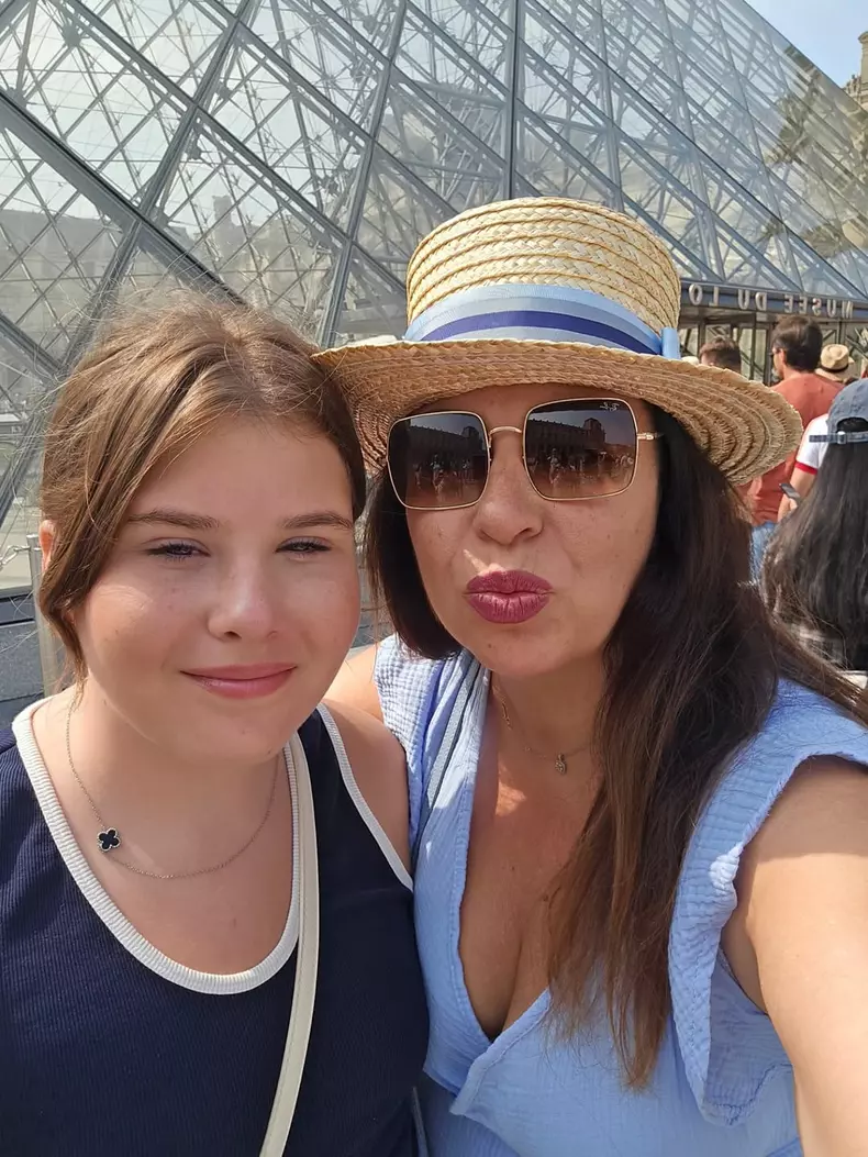 oana roman isabela fiica ei isa fata vacanta paris franta (6)