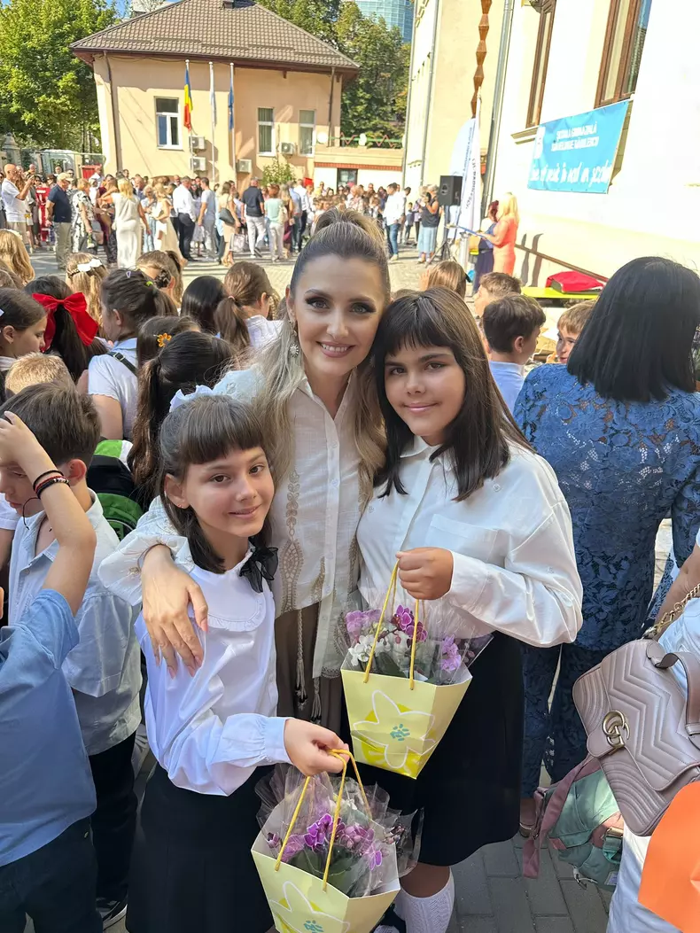 alina sorescu prima zi de scoala fetite 1