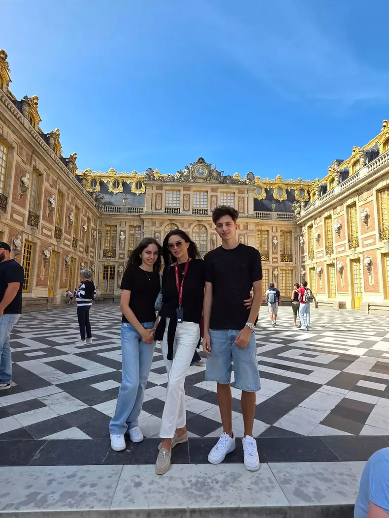 Cristina Spătar, vacanță în Franța cu cei doi copii (1)