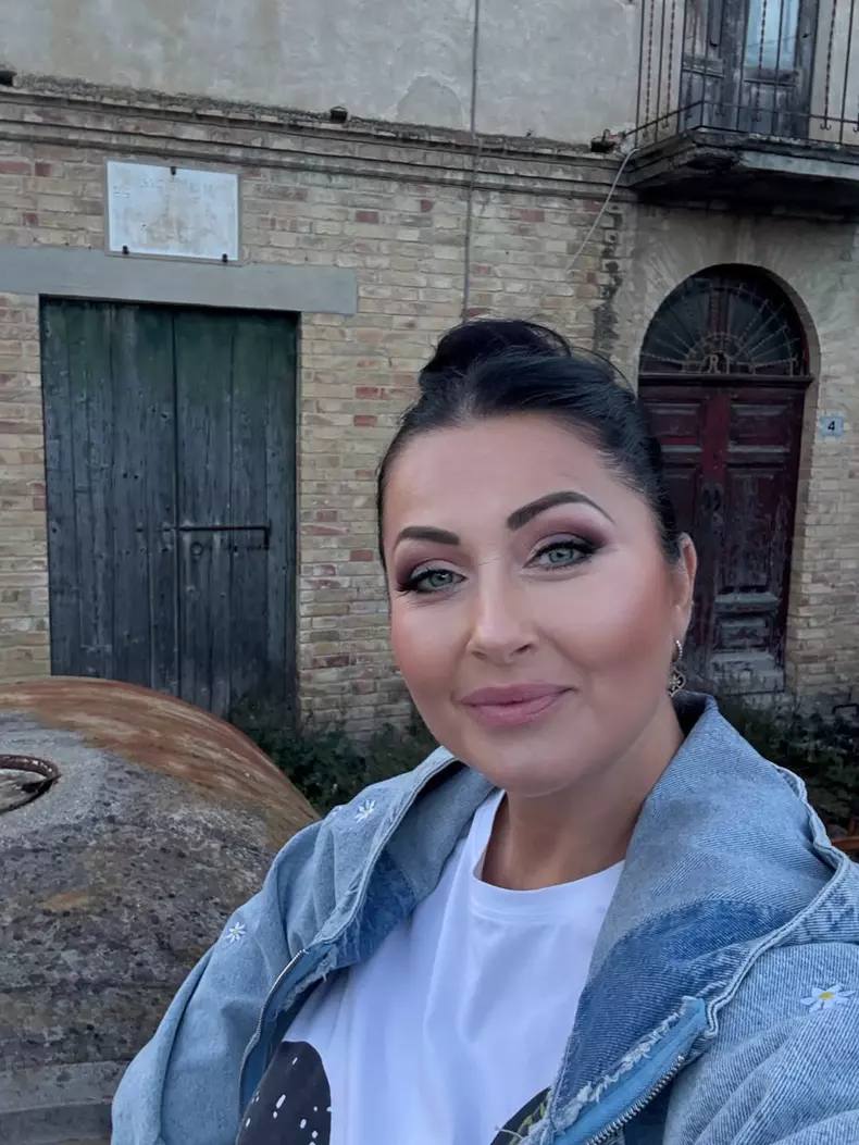 Aseară pe apus am improvizat “o câmpenească” în curtea casei din Italia pentru ca a fost ultima (4)