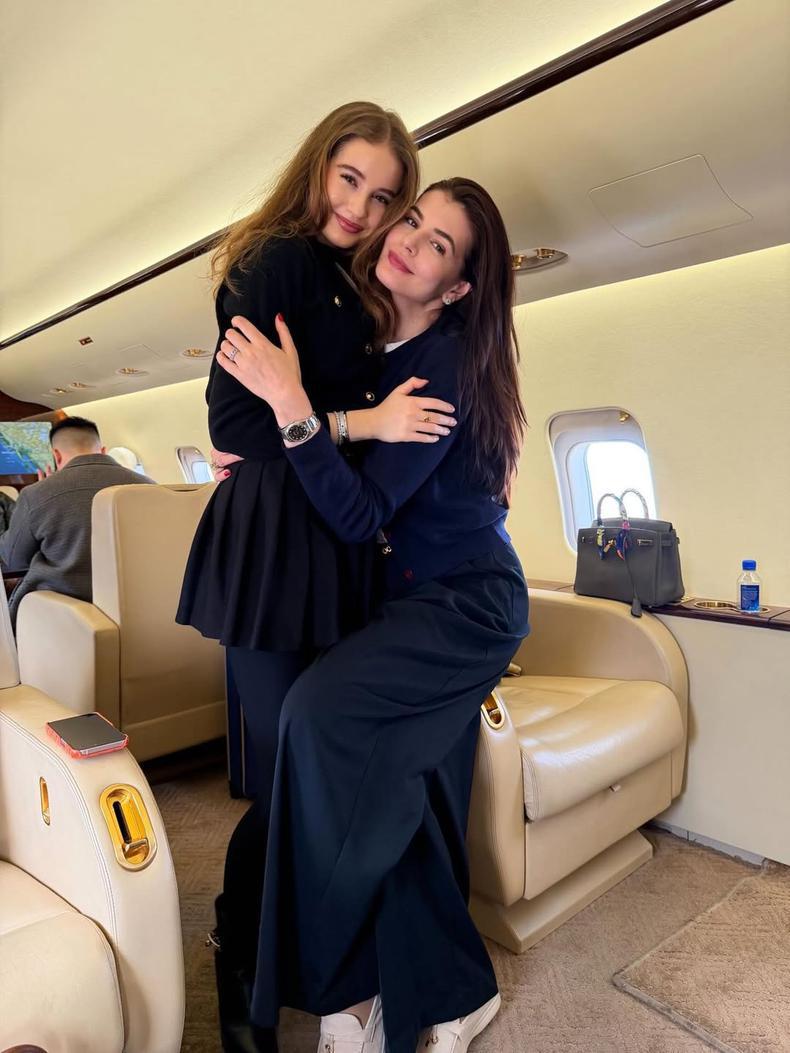 Irina Columbeanu și Monica Gabor în avion privat