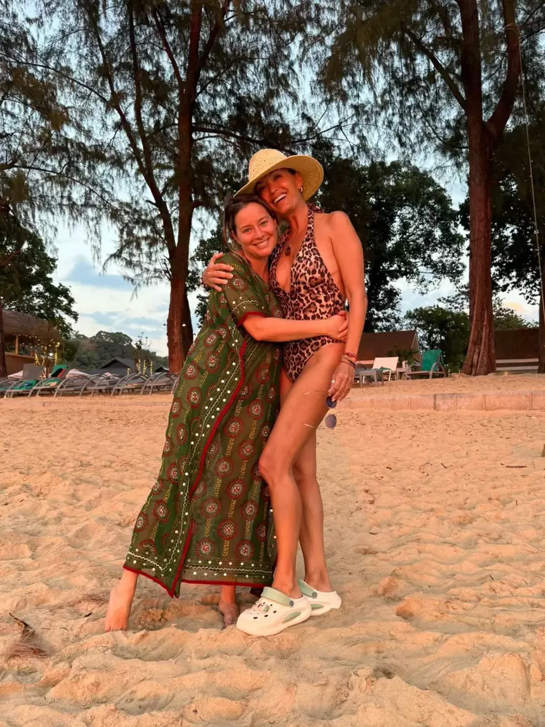 anca turcasiu si laura cosoi in thailanda