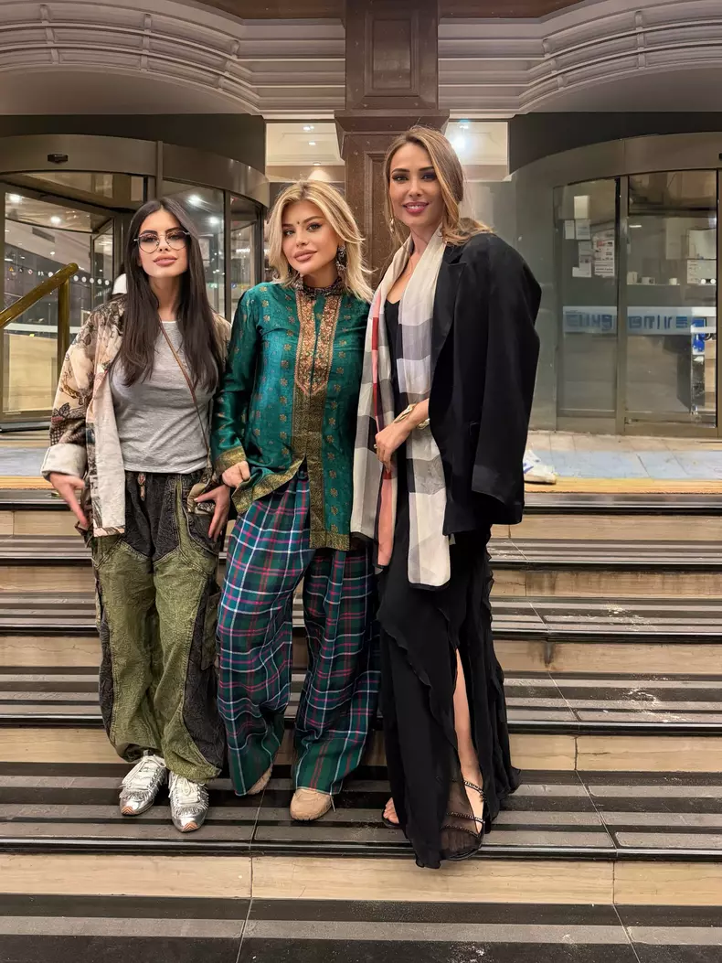 iulia vantur si loredana groza in india 1