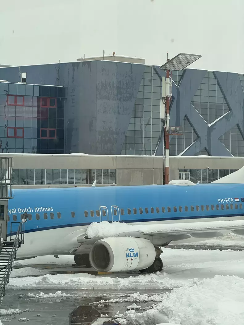 Lucian Mîndruță e blocat pe Aeroportul Otopeni (3)