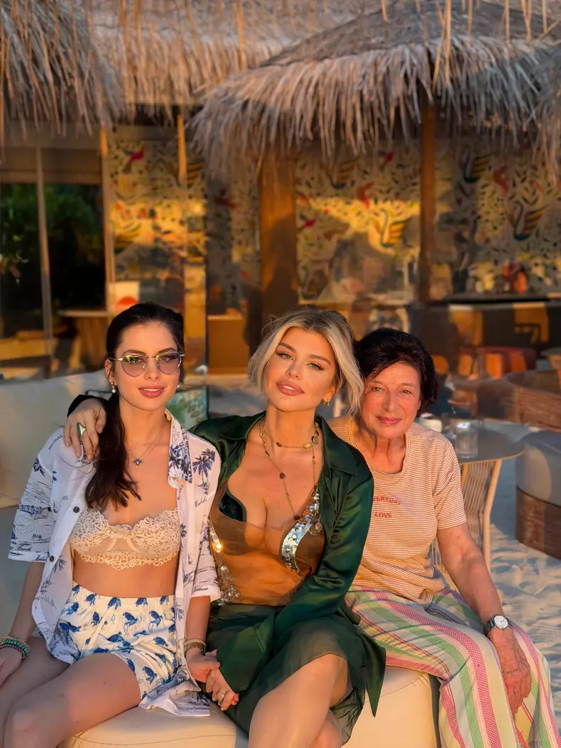 Loredana Groza alături de mama ei în Maldive (2)