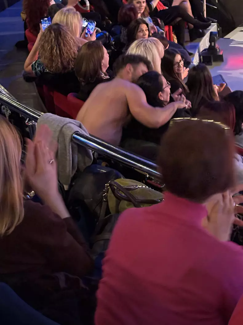 Striptease la Circul de stat din București