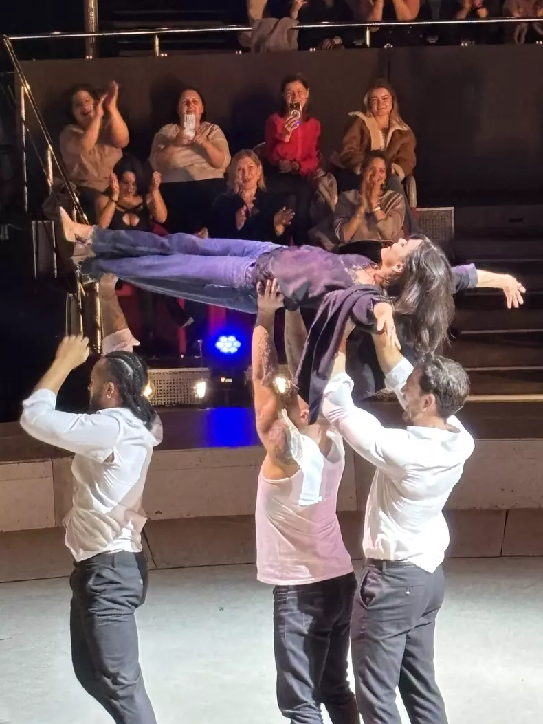 Striptease la Circul de stat din București