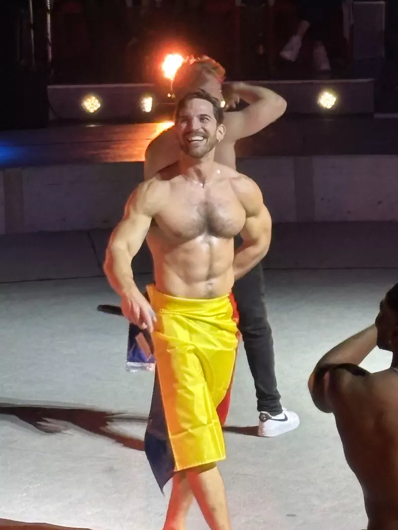 Striptease cu tricolorul la Circul de stat din București cu tricolorul la Circul de stat din București_3399