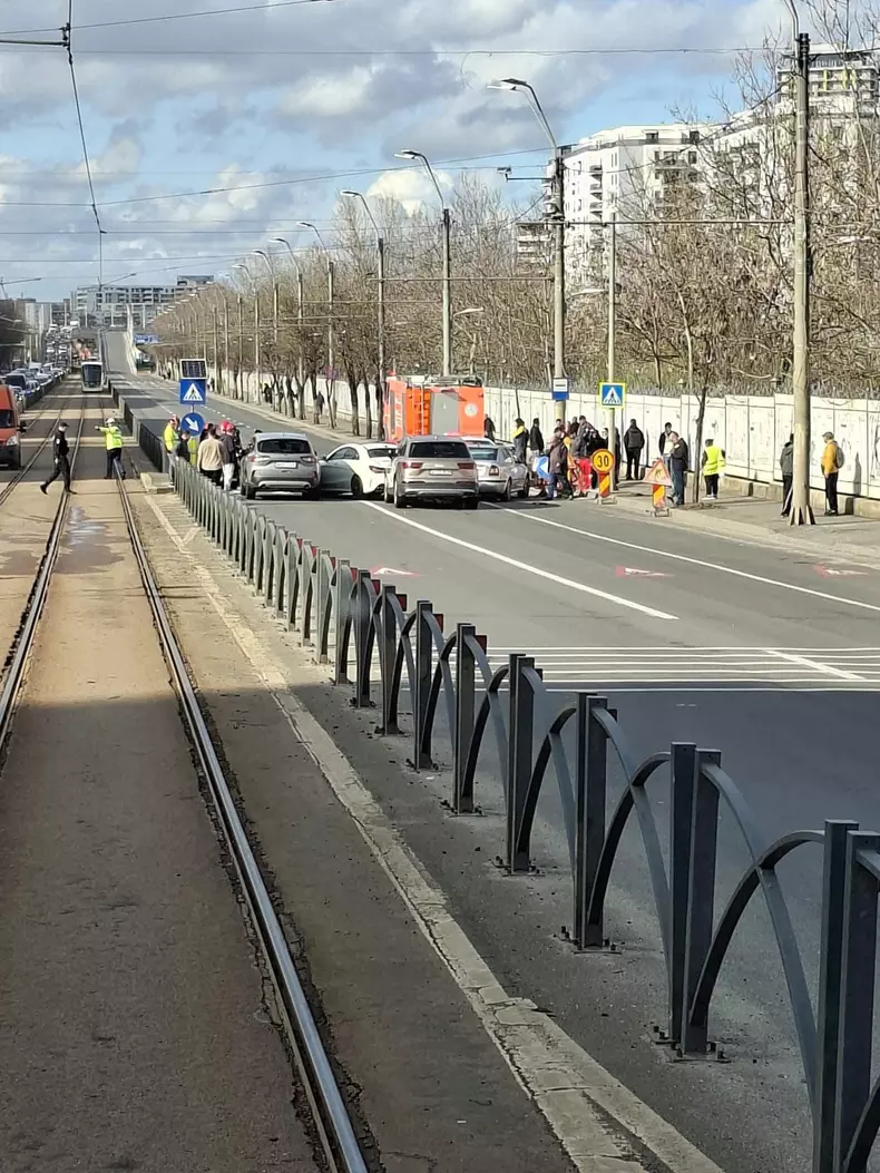 Accident cu cinci mașini și un moped pe Calea Văcărești din București. Un bărbat din Turkmenistan a ajuns la spital (2)