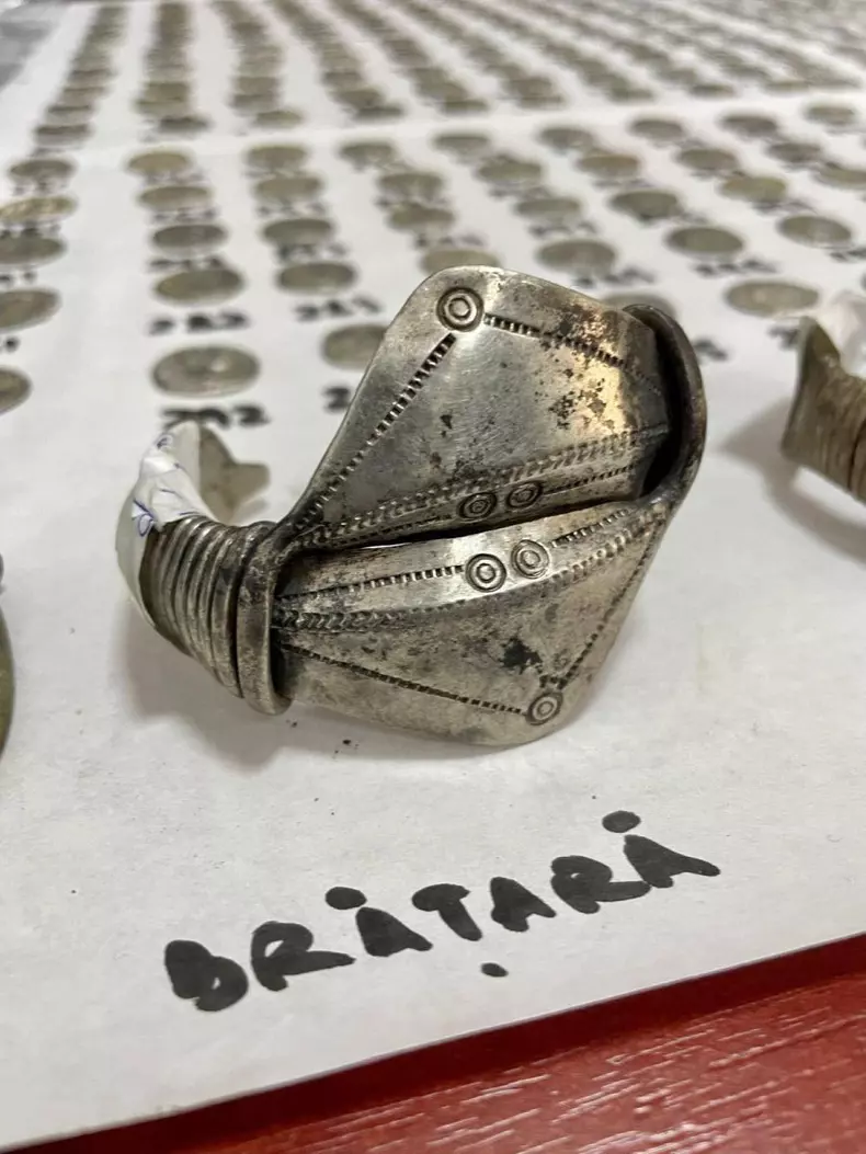 comoara-veche-2000-ani-descoperita-intamplator-botosani-600-monede-argint-bratari-dacice1