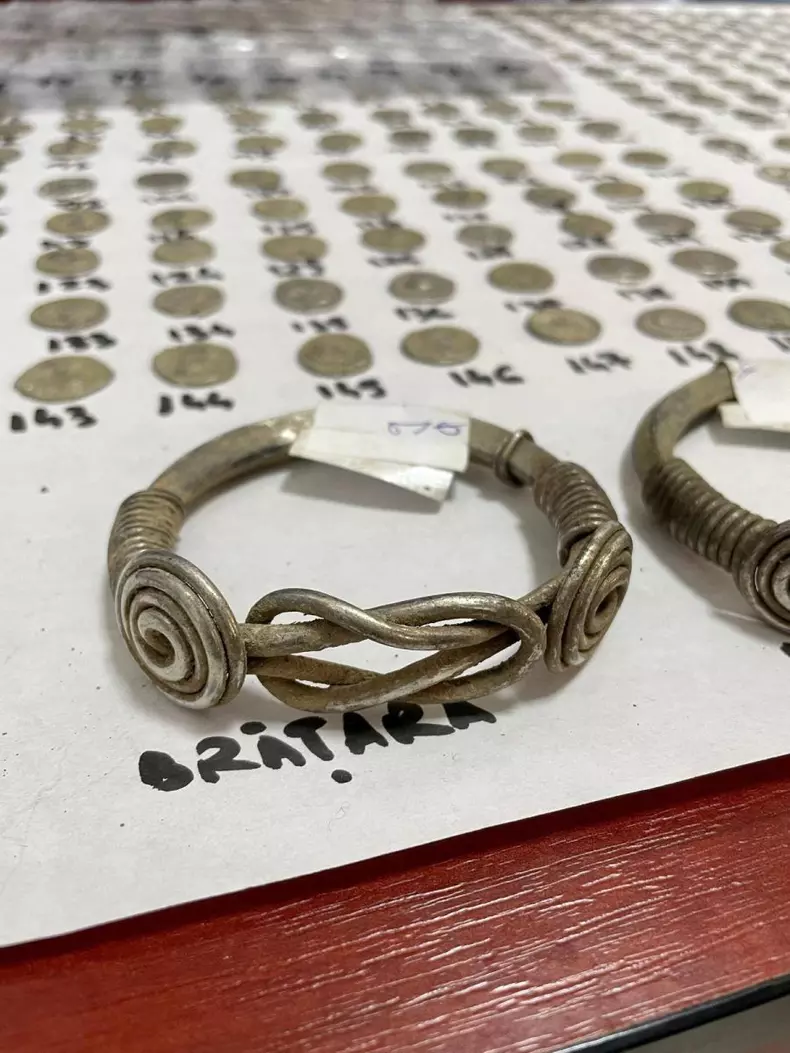 comoara-veche-2000-ani-descoperita-intamplator-botosani-600-monede-argint-bratari-dacice2