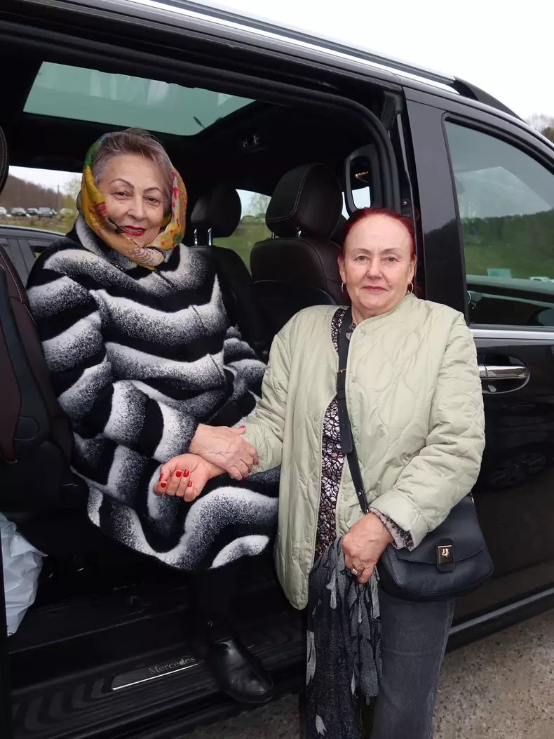 mama lui catalin maruta alaturi de mama cantaretei andra maruta la manastirea prislop (1)