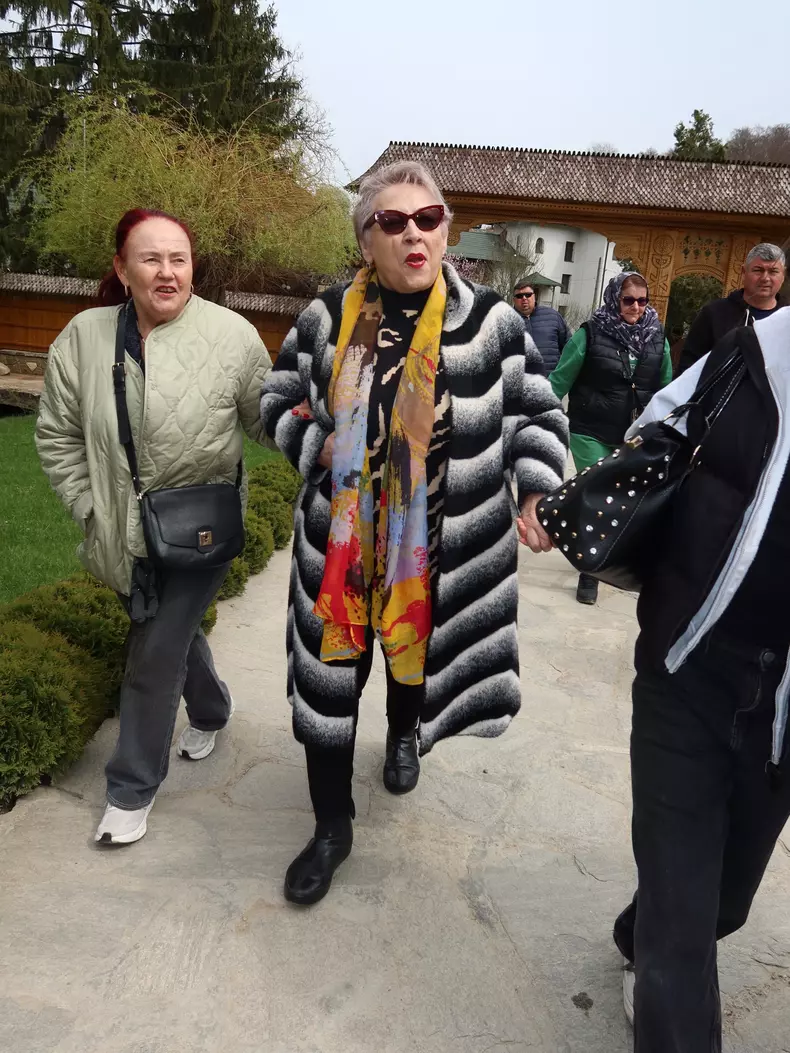 mama lui catalin maruta alaturi de mama cantaretei andra maruta la manastirea prislop (2)