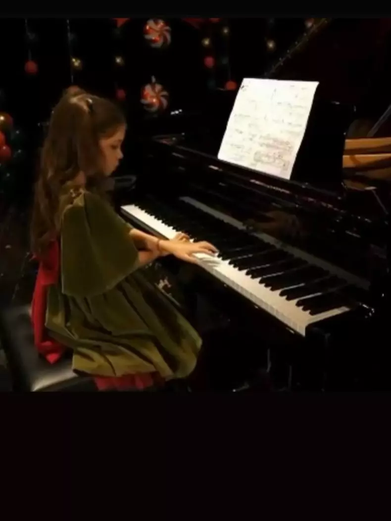 Fetita Simonei Gherghe canta la pian