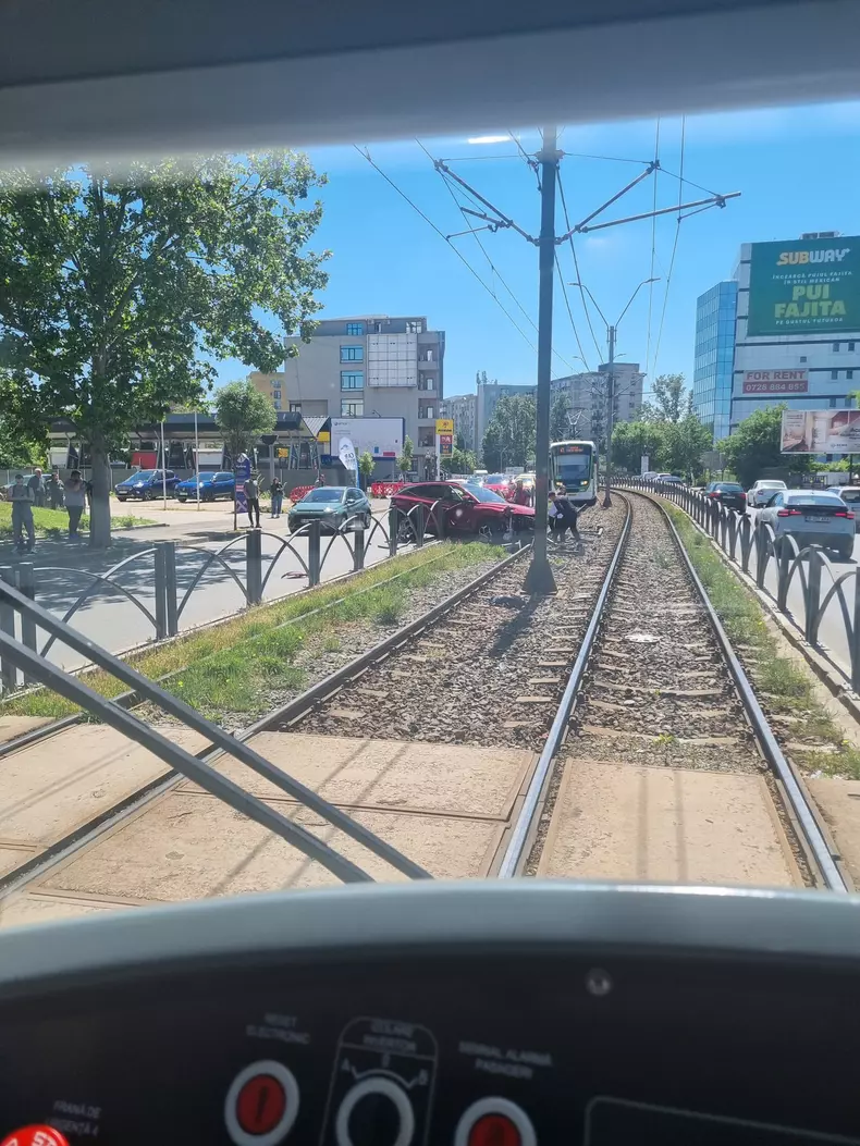 Linia tramvaiului 41, blocată pe Șoseaua Virtuții după un accident-1 (6)