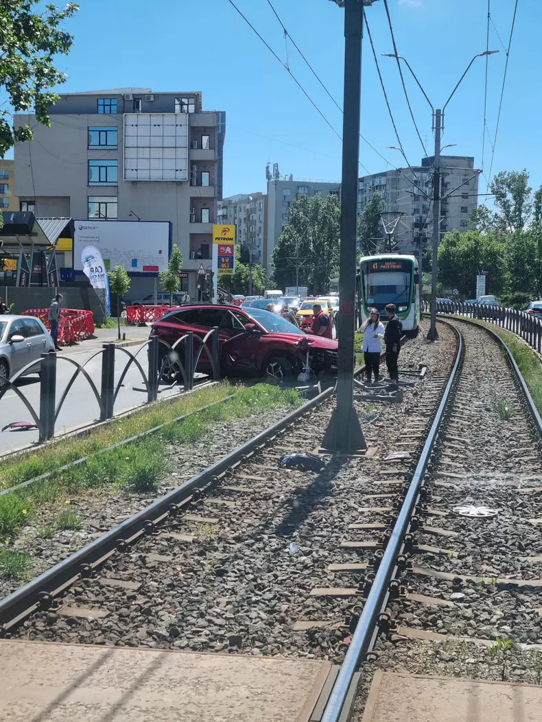 Linia tramvaiului 41, blocată pe Șoseaua Virtuții după un accident-1 (7)