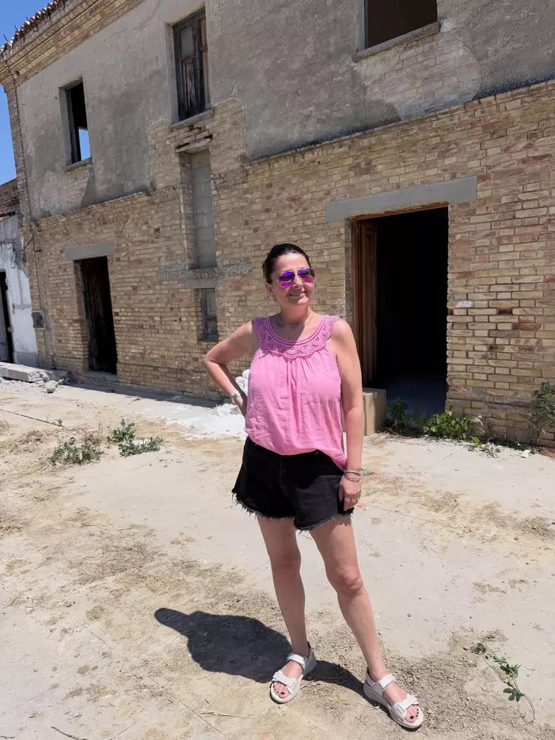 Gabriela Cristea incepe demolarea casei din Italia