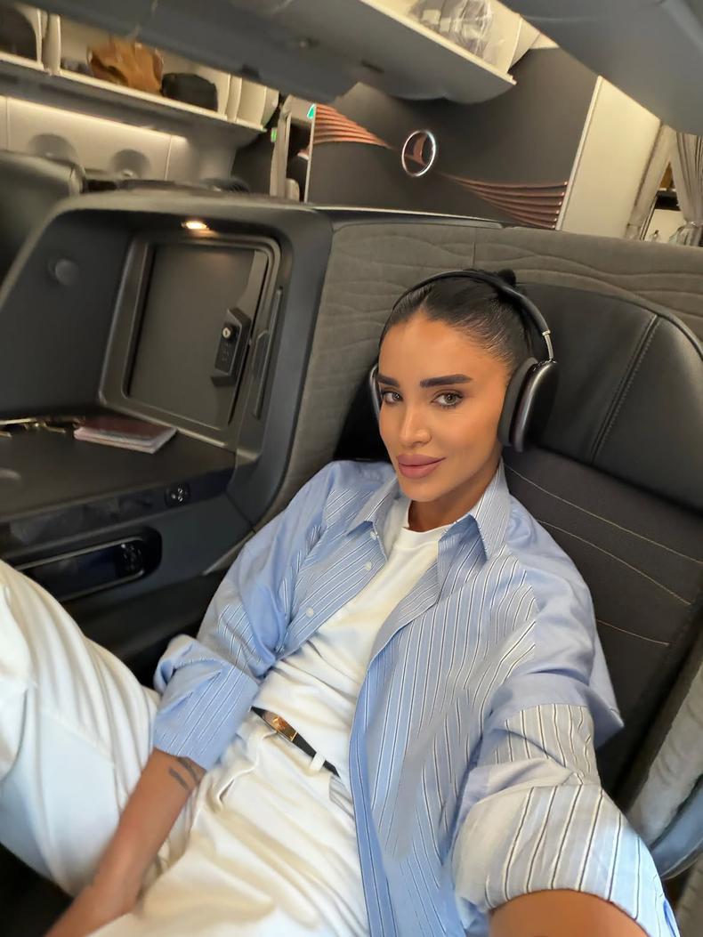 adelina pestritu in avion (1)