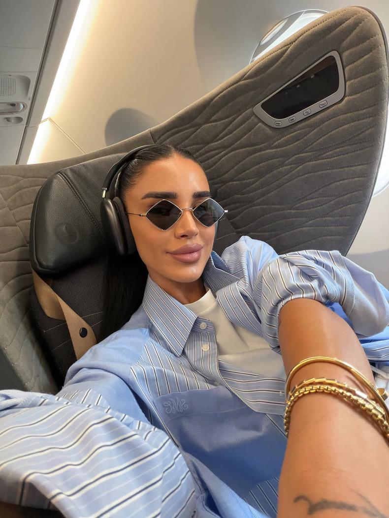 adelina pestritu in avion (2)