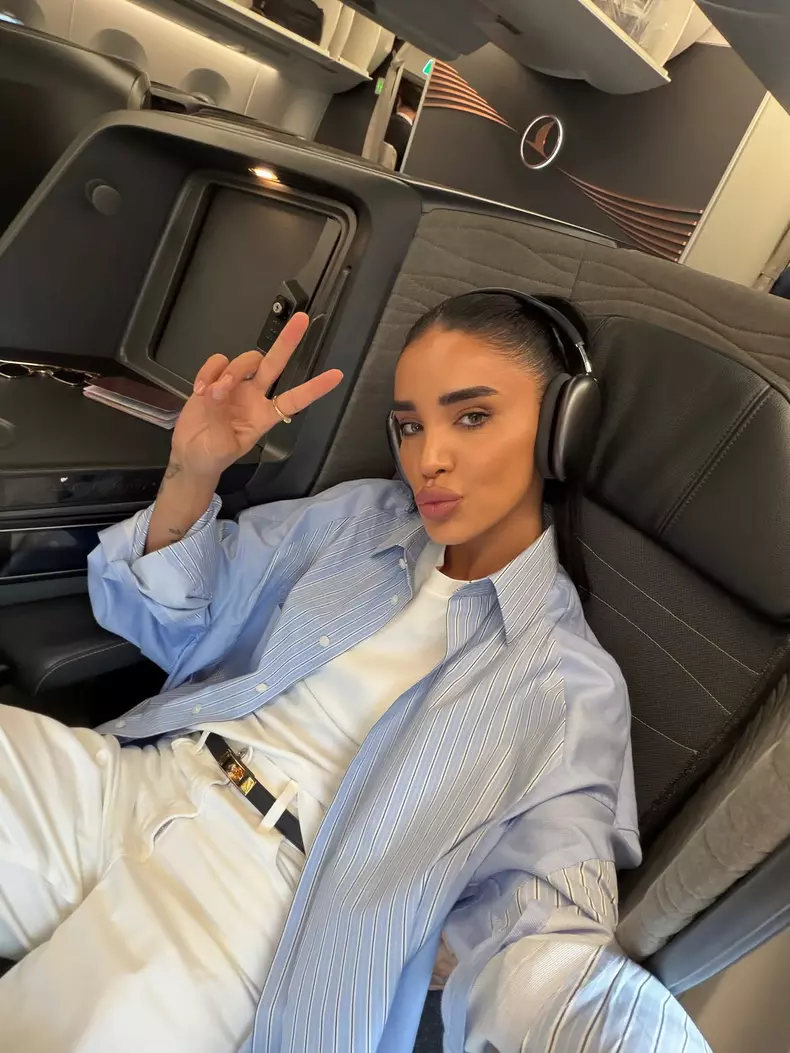 adelina pestritu in avion (3)
