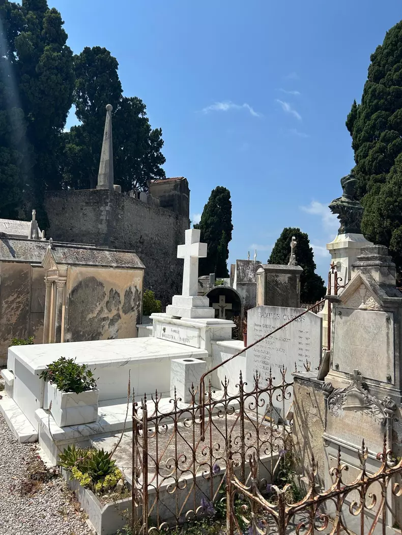 MORMINTE VIEUX CHATEAUA