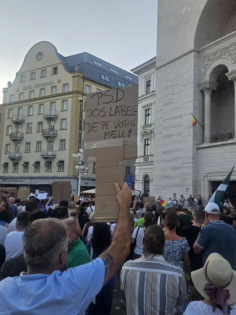 Câteva sute de timișoreni s-au adunat miercuri seară, 19 august, în Piaţa Victoriei din Timişoara, pentru a-și arăta susținerea față de Dominic Fritz (5)