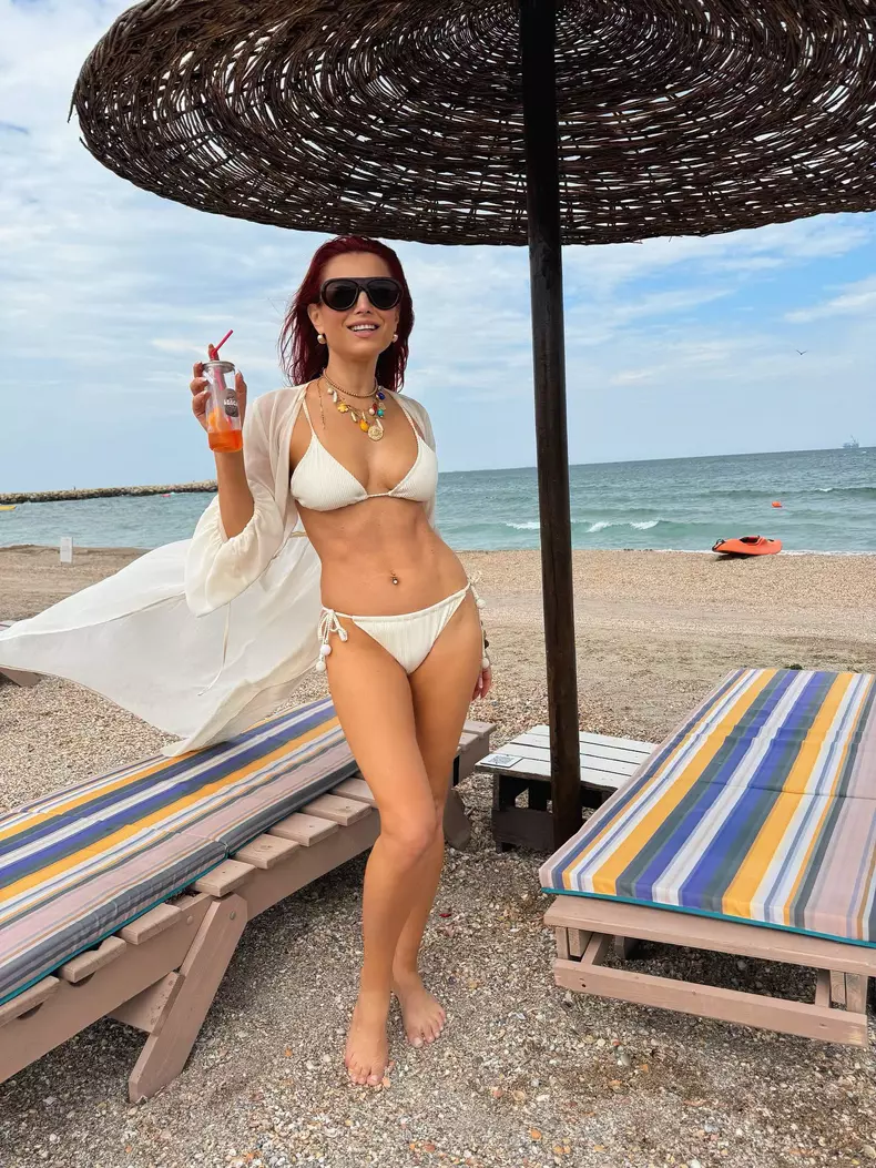 Elena Gheorghe în costum de baie (1)