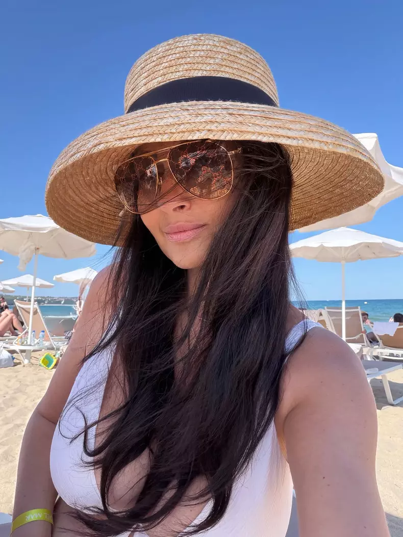 Gabriela Cristea in vacanta in costum de baie (2)