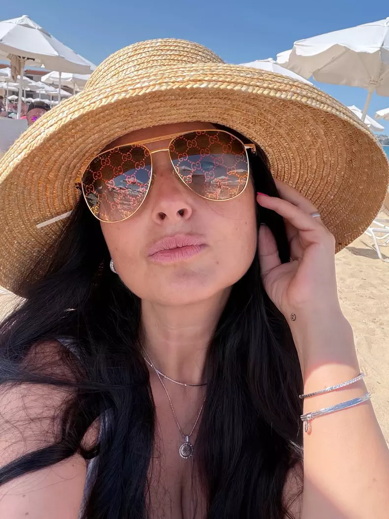 Gabriela Cristea in vacanta in costum de baie (3)