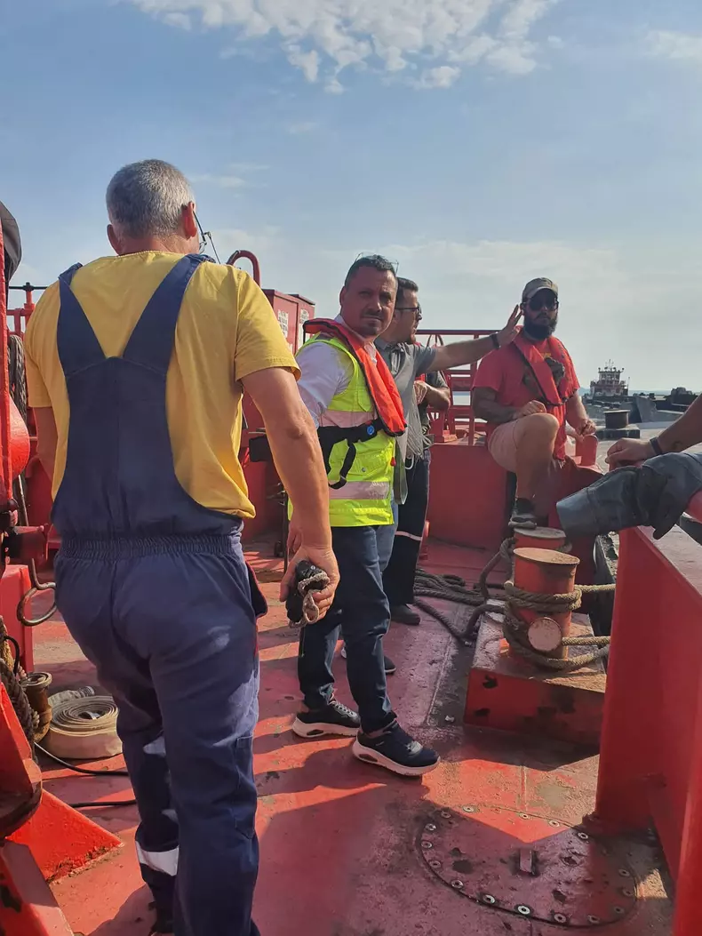 Persoane implicate la operatiunea de scufundare a barjelor (1)