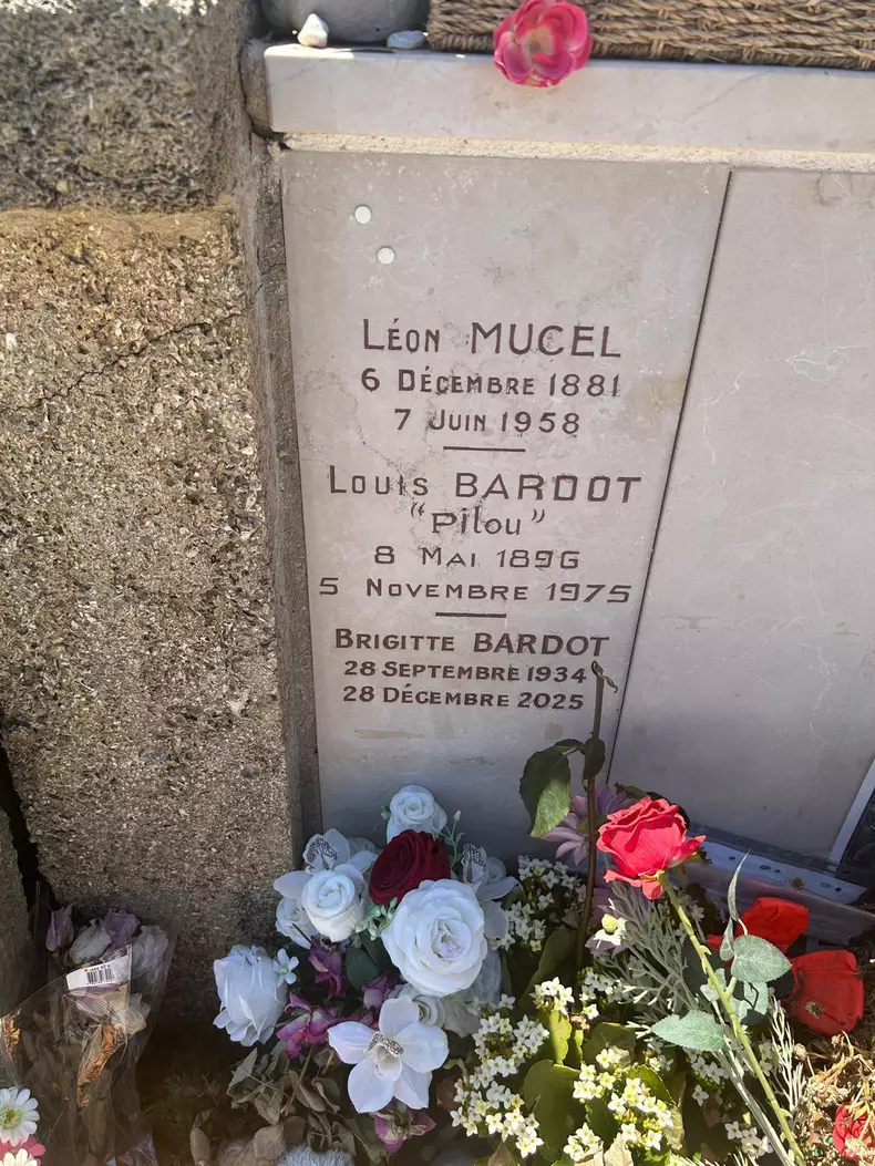 PIATRA FUNERARA BARDOT