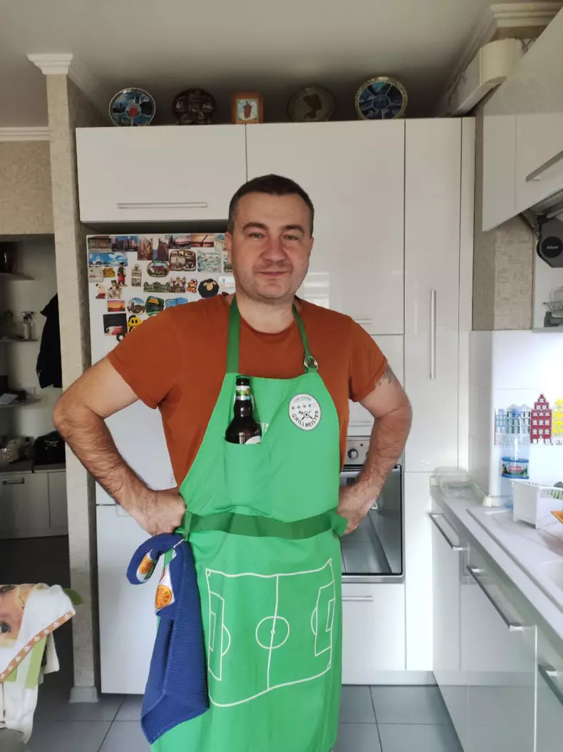 foto-10dmytro-bogutskiy-poarta-acel-sort-verde-cadoul-fiului-sau-le-placea-sa-gateasca-impreuna