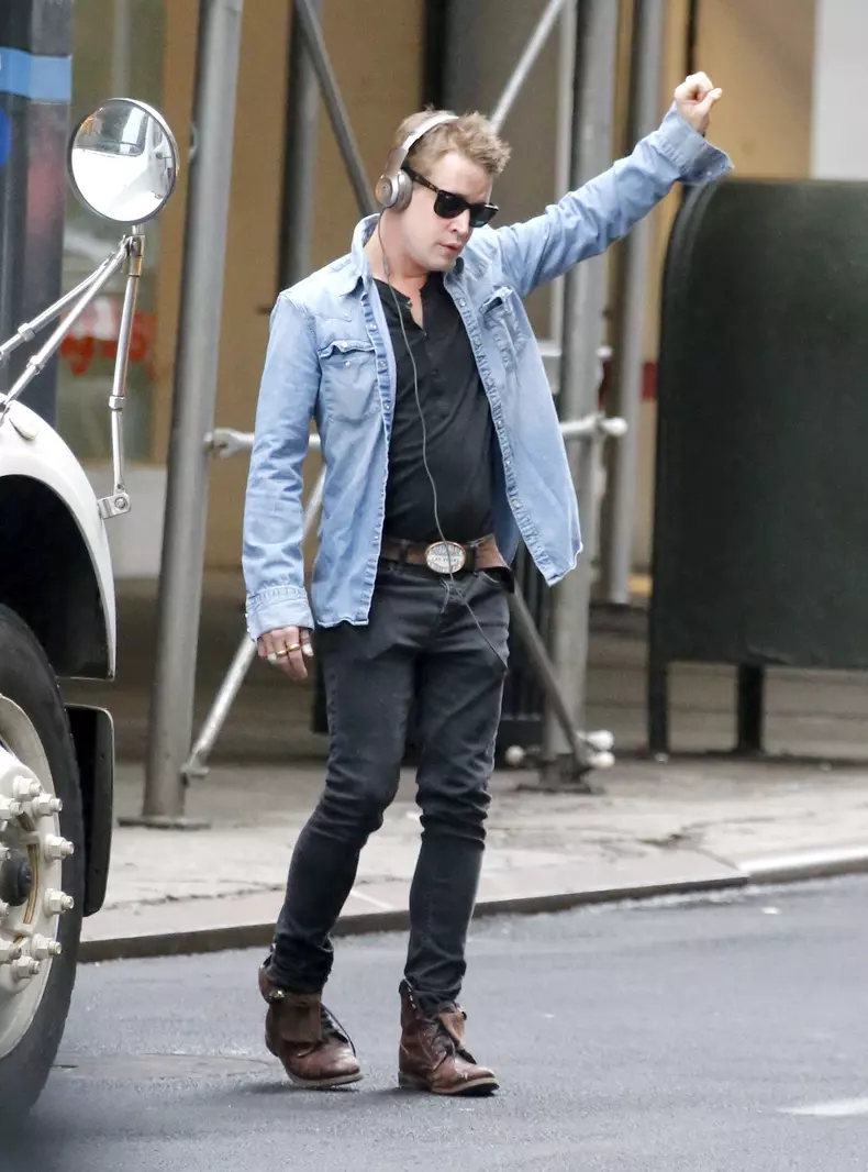 Exclusif - Macaulay Culkin hèle un taxi à New York