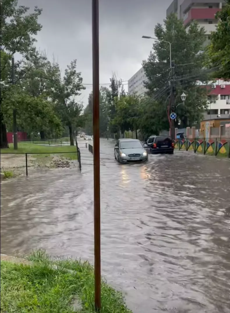 Bld Metalurgiei, inundat după o ploaie puternică.Foto Facbook Info trafic București și Ilfov