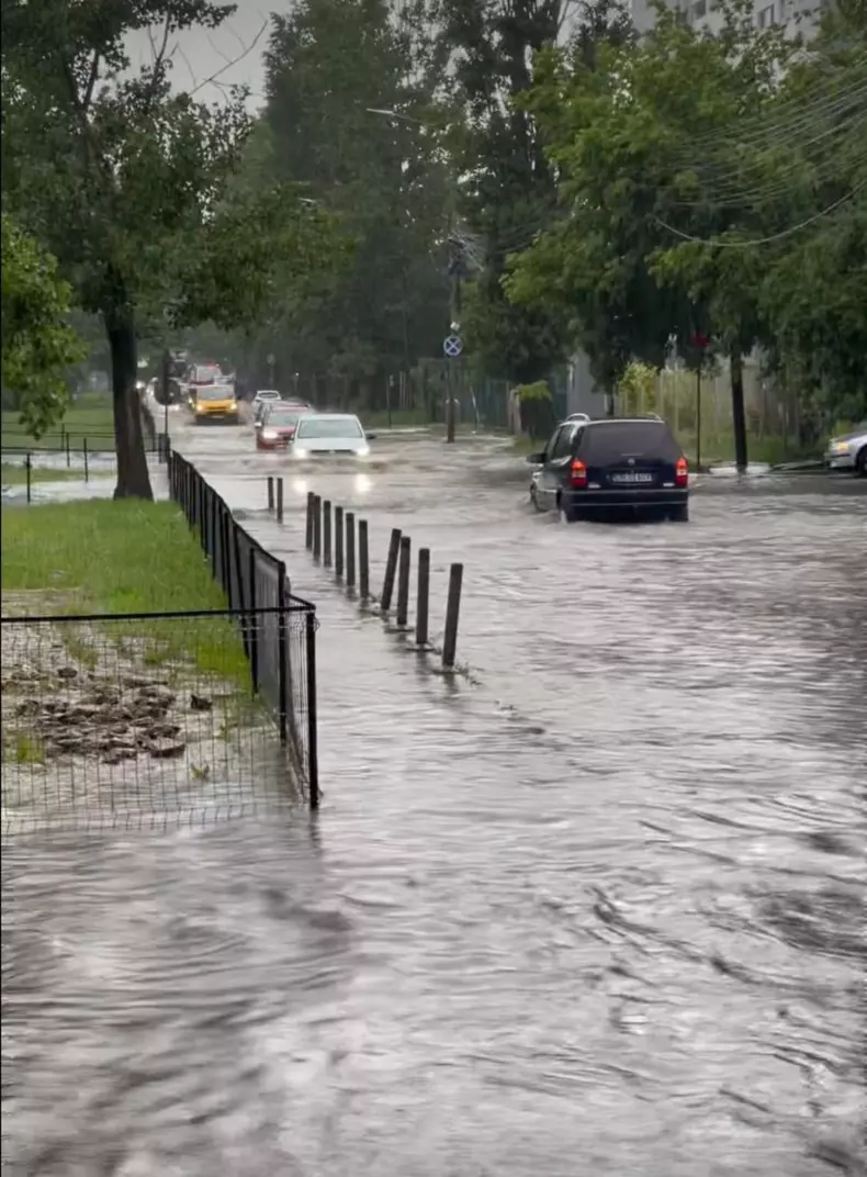 O ploaie puternică a făcut prăpăd în București. Bld Metalurgiei. Foto Facbook Info trafic București și Ilfov