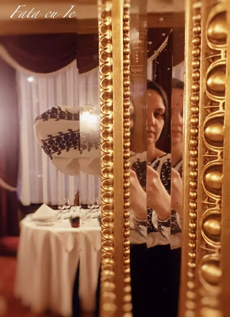 Fata care poartă ie în fiecare zi