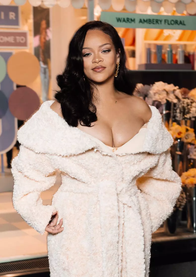 Rihanna pose lors du lancement de sa première marque de soins capillaires, Fenty Hair, chez Selfridges à Londres