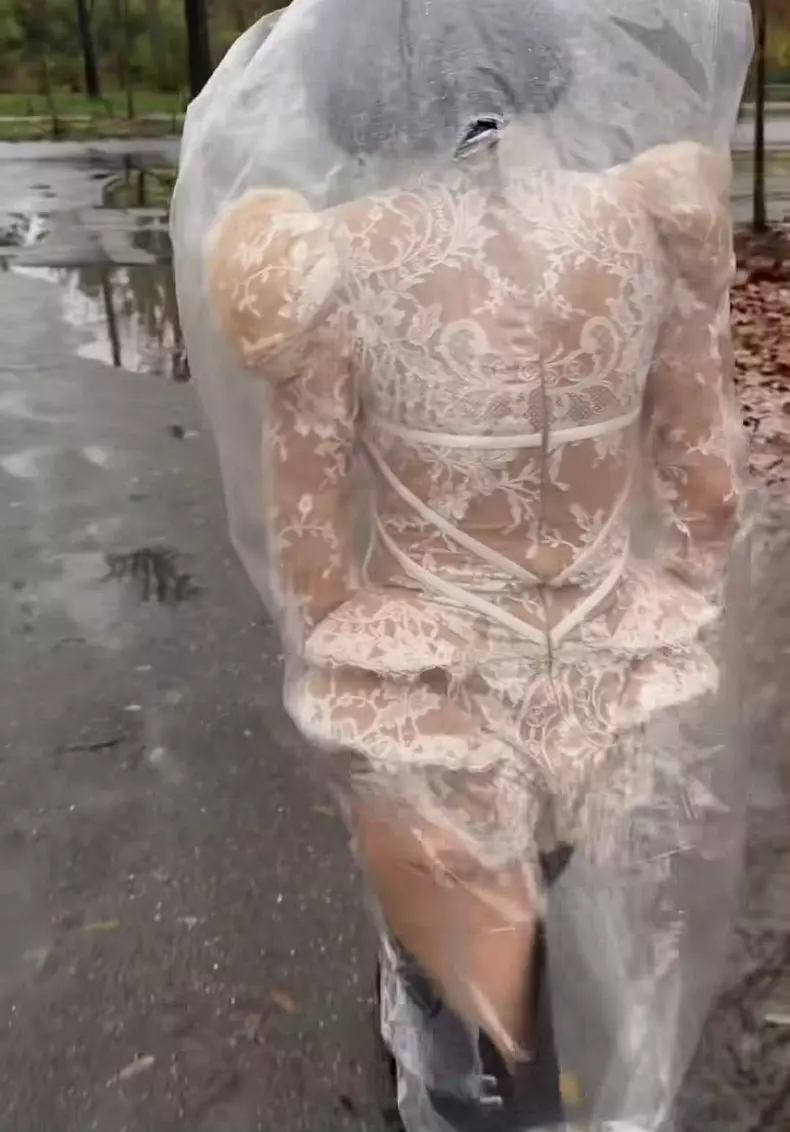 Ana Morodan tinuta transparenta pe strada