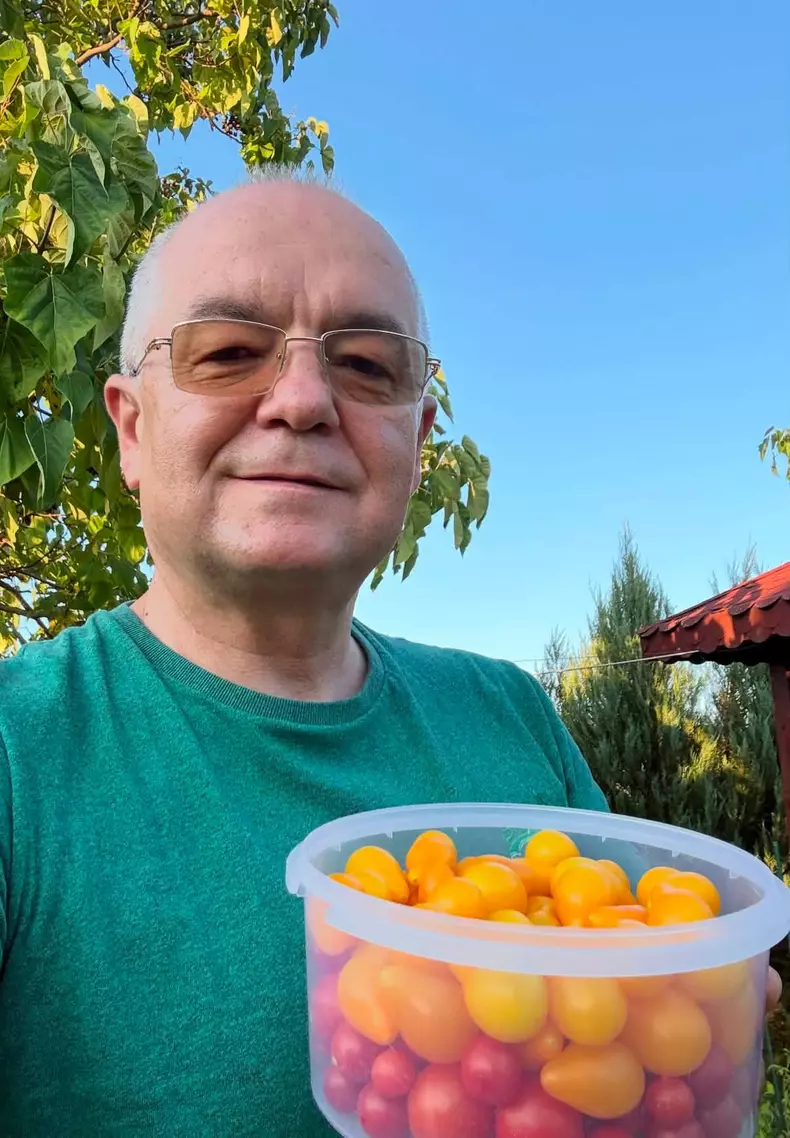 Pasiunea mai puțin cunoscută a lui Emil Boc. Primarul și-a surprins urmăritorii cu roșiile din propria grădină FOTO: Facebook