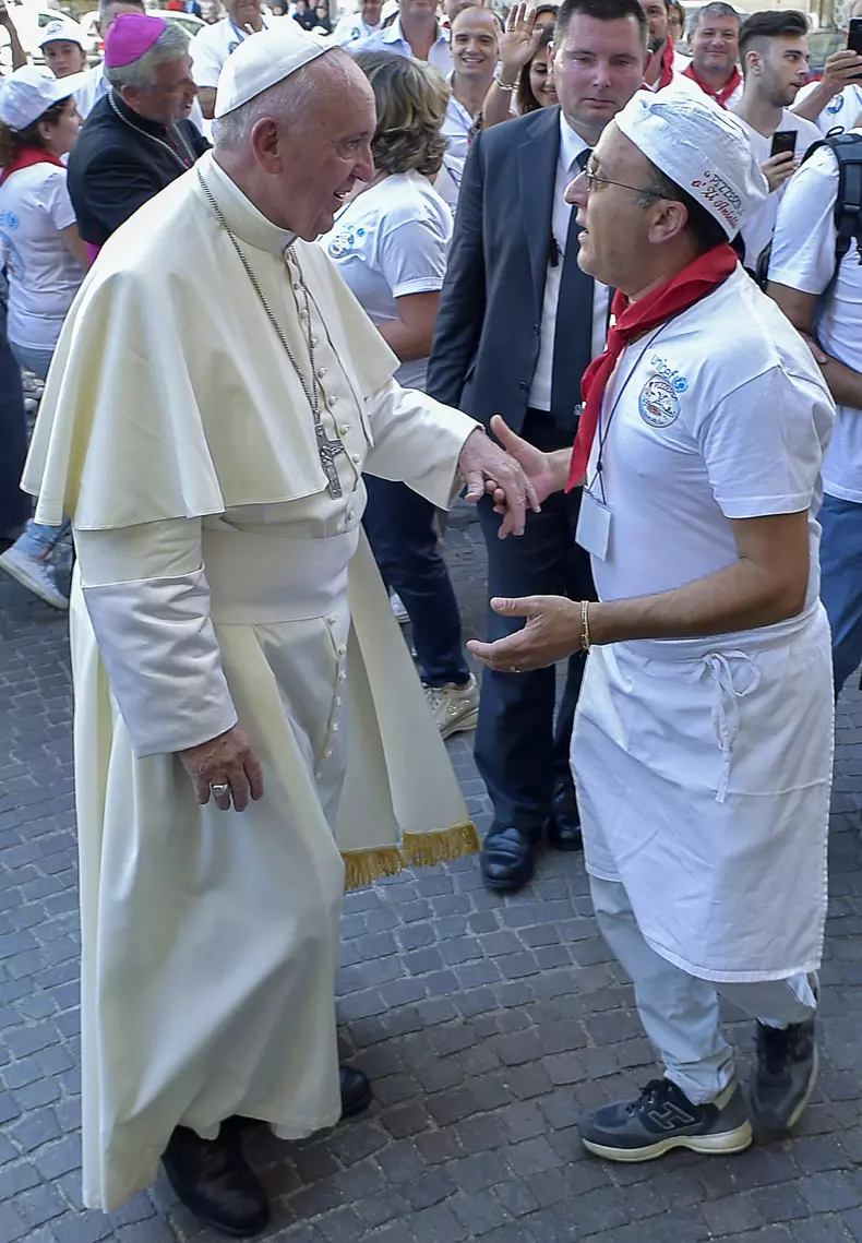 Pope Francis Invites 1500 Homeless People To A Pizza Party - Vatican