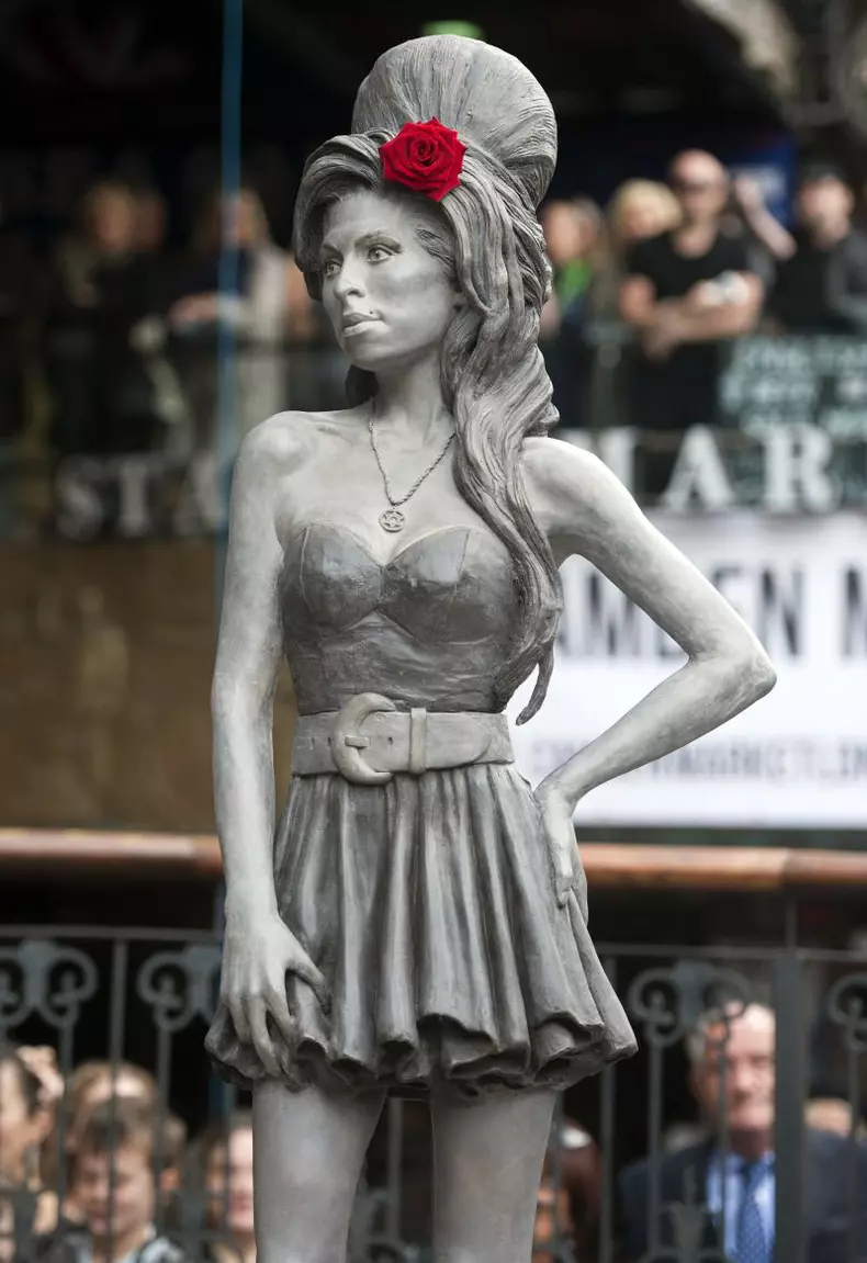Statuie_Amy_Winehouse_EPA_1.jpg