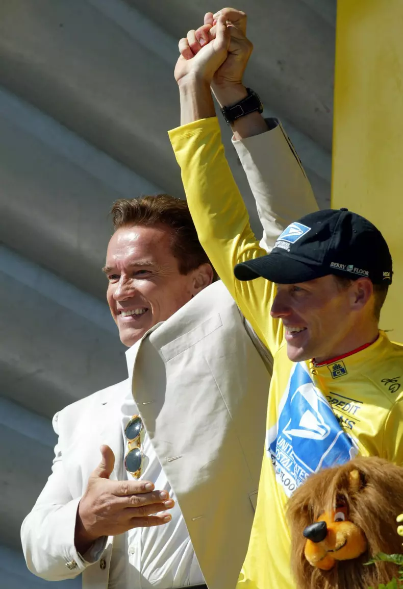 US Postal-Berry Floor's Lance Armstrong (R) from the US shows off the overall leader's yellow jersey together with Austrian-born movie star Arnold Schwarzenegger