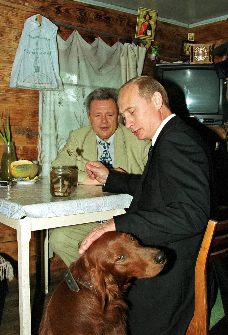 Vladimir Putin alaturi de caini
