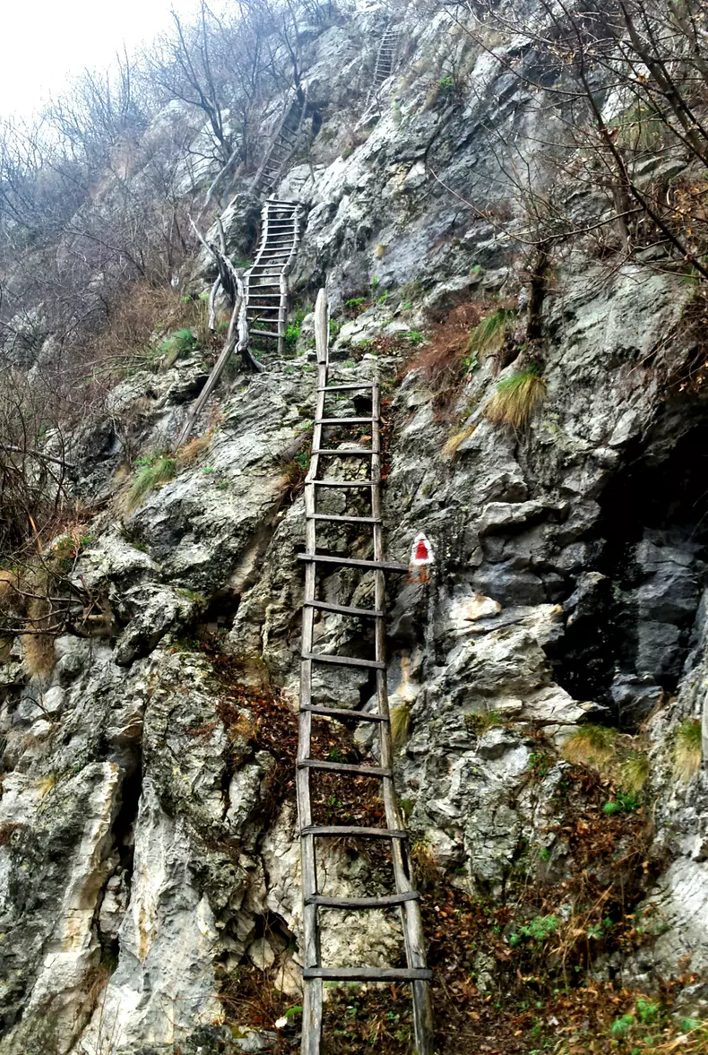 Cătunul din Munții Cernei unde se ajunge cu scara. (10)