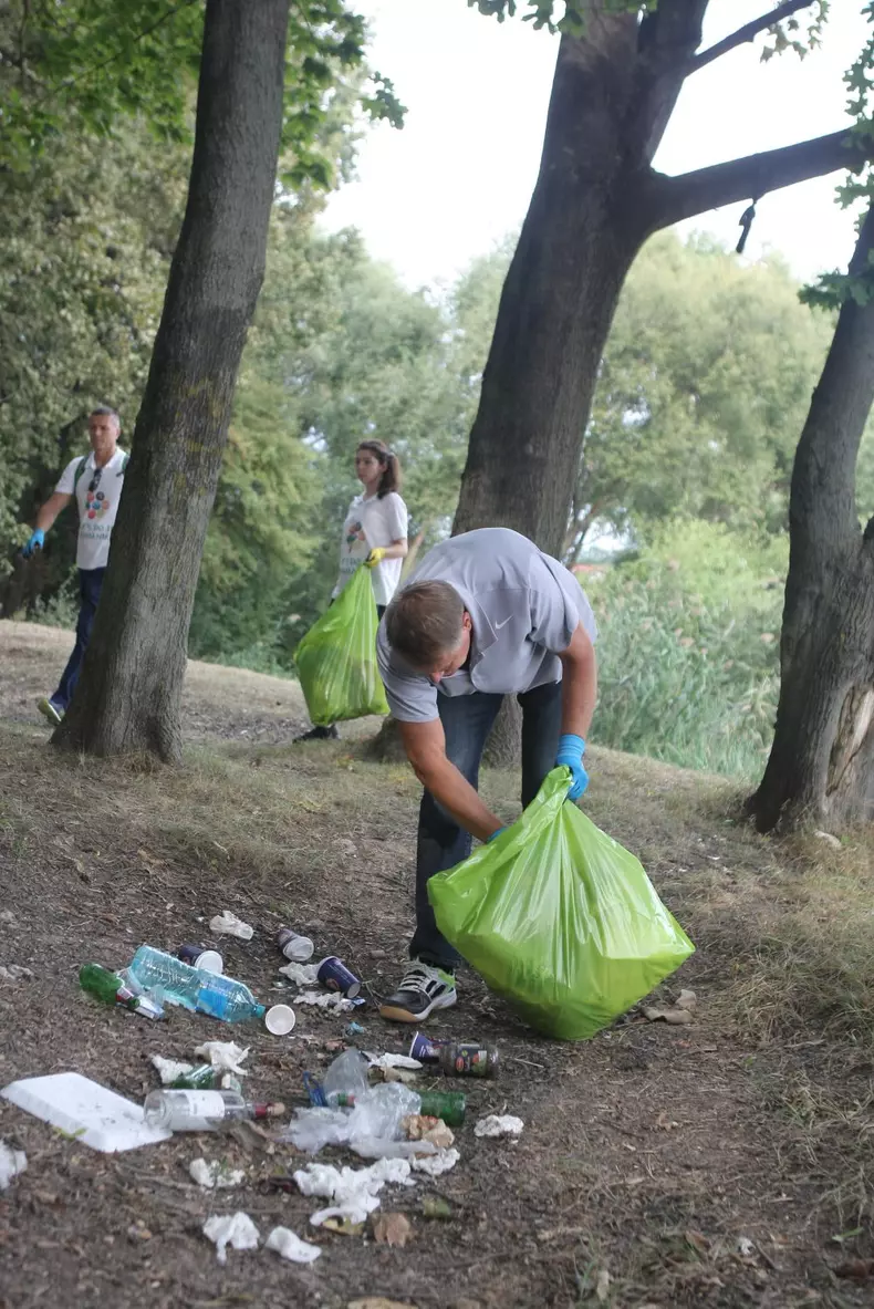Klaus Iohannis a strans gunoaie în pădurea Cernica