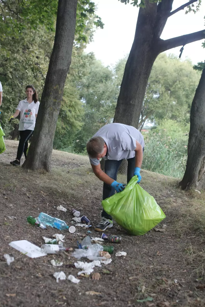 Klaus Iohannis a strans gunoaie în pădurea Cernica
