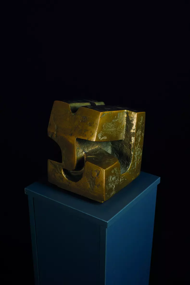 6) Peter Jecza, Open Monade, 1986, bronze