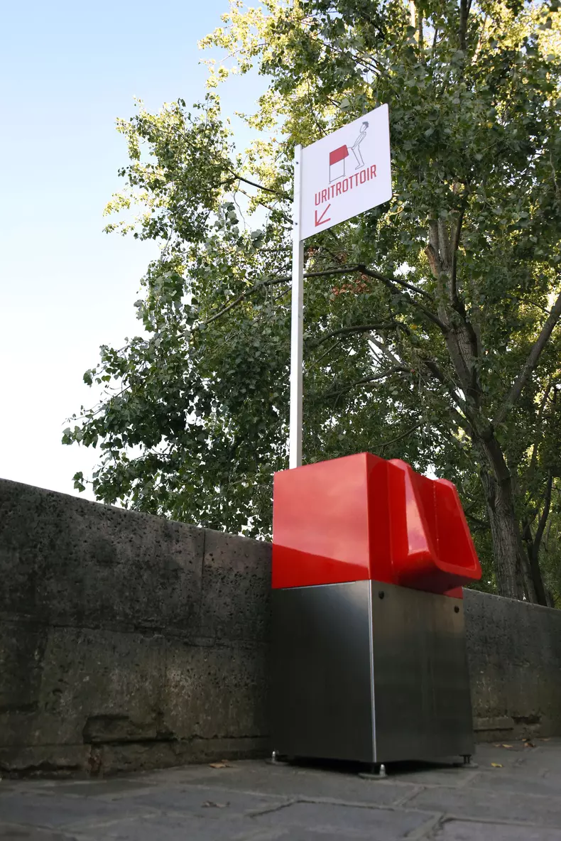 Illustrations des "uritrottoirs", des urinoirs publics, installés à Paris