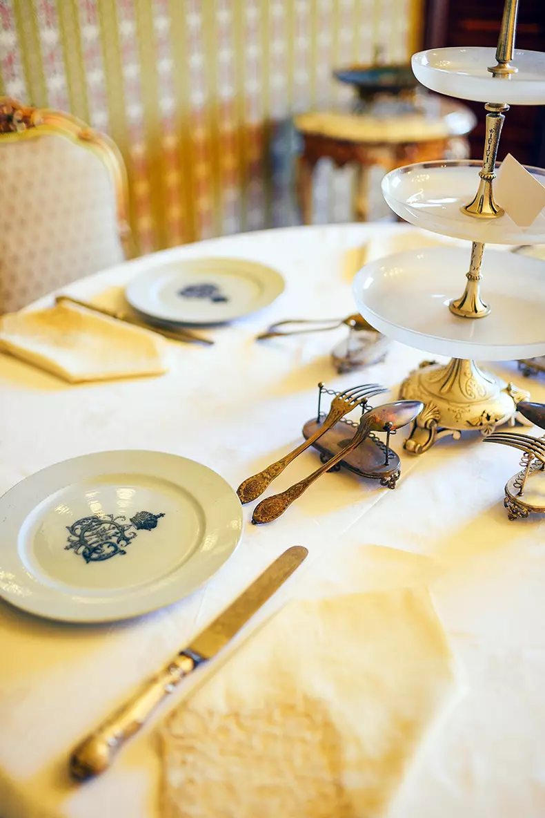 Apartamentul Cuza-detaliu Serviciu de masă-etaj 2