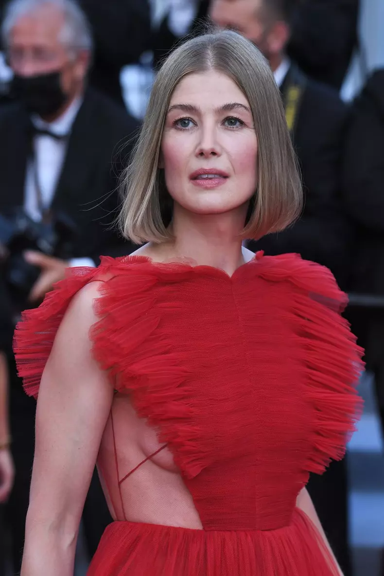 rosamund pike cannes 2021 (5)